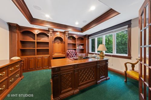 9301 Falling Waters Dr, Willowbrook IL  60527-0718 exterior