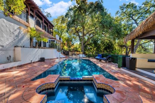 1664 Las Flores Dr, Glendale CA  91207-1200 exterior