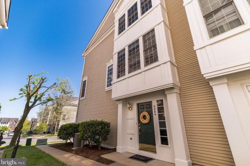 9884 Sounding Shore Ln, Bristow, VA 20136-2589