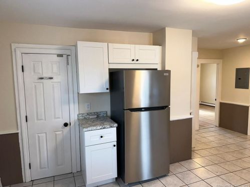 67 Cliff St, Huntington CT  06484-3005 exterior
