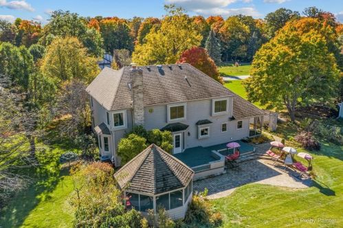 7 Crestview Dr, Oswego IL  60543-9475 exterior