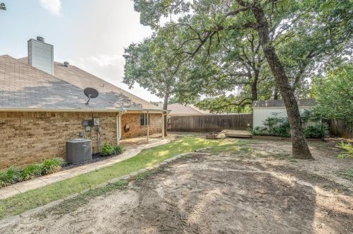 7025 Lincoln Dr, Fort Worth TX  76182-7663 exterior