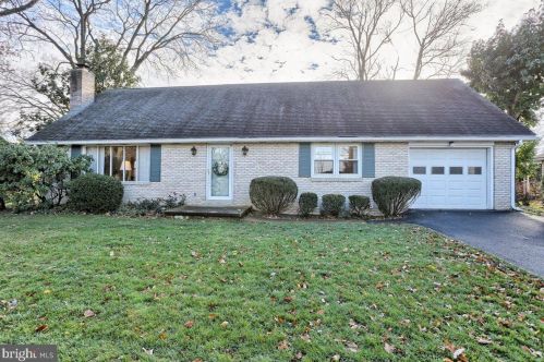 208 Garland Dr, Carlisle, PA 17013-4271
