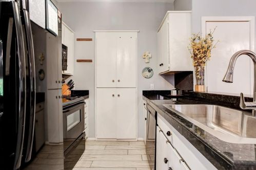 2208 Hillcrest St, Fort Worth TX  76107-4300 exterior