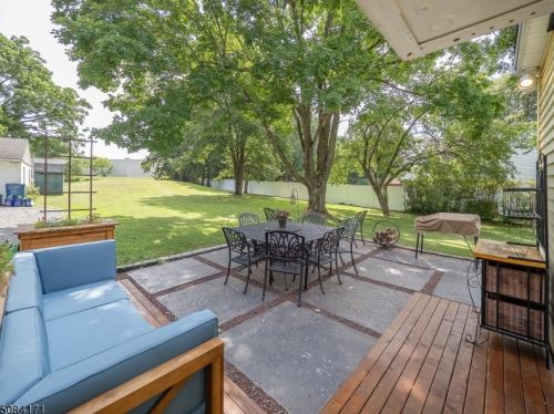 6 Hoffman Rd, Lebanon, NJ 08833-3214