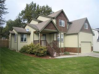 6121 Evergreen Way, Ferndale, WA 98248-9686