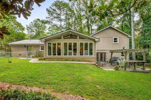 7290 Hunters Br Dr, Atlanta GA  30328-1719 exterior