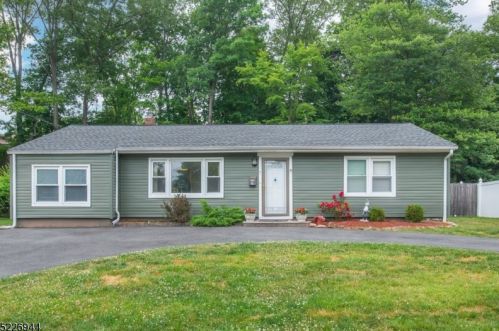 7 Sussex Rd, Town Center, NJ 07052-1611