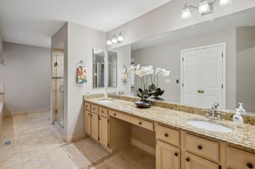 33 Stonehenge Ct, Willowbrook IL  60527-6414 exterior