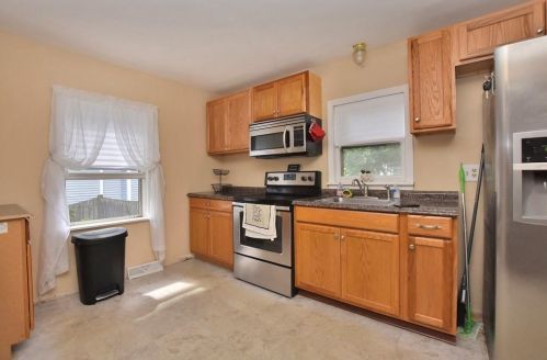 41 Oakside St, Warwick, RI 02889-5615