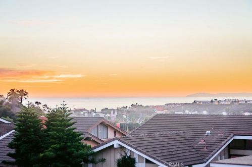 323 Calle Empalme, San Clemente CA  92672-2105 exterior