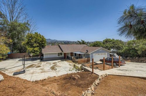 356 Crest Dr, Vista, CA 92084-6167