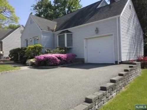 91 Central Ave, Rochelle Park, NJ 07662-3901