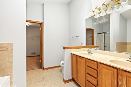 204 Red Hawk Rd, Pingree Grove IL  60140-8244 exterior