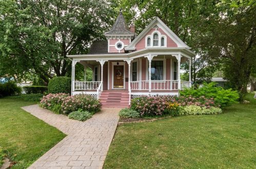 37 Elm St, Momence, IL 60954-1523