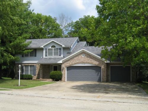 2149 Hidden Lake Ct, Charleston, IL 61920-3744
