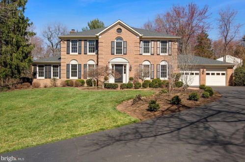 11796 Hollyview Dr, Great Falls, VA 22066-1331