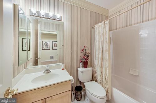 6420 Lake Meadow Dr, Springfield VA  22015-3927 exterior