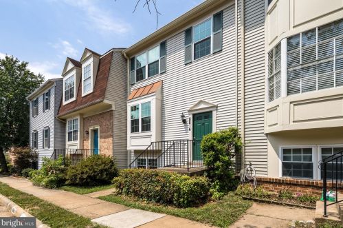 8814 Ridge Hollow Ct, Springfield VA  22152-1424 exterior