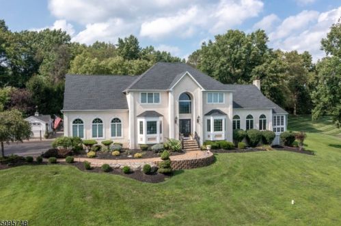 28 Sutton Farm Rd, Flemington, NJ 08822-2727