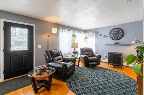 5 Dover St, Nashua, NH 03063-2516