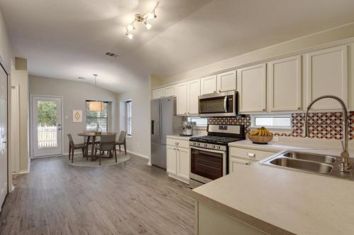 618 Fairway, Uhland TX  78640-8755 exterior