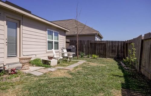 1525 Treeta Trl, Uhland TX 78640 exterior