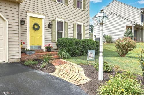 786 Chesterbrook Dr, York, PA 17406-7911