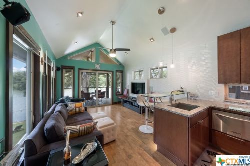 332 Mdw Lk Dr, Seguin TX 78155-9206 exterior