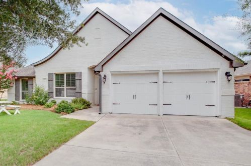 560 Magnolia Pkwy, Fort Worth, TX 76126-2454