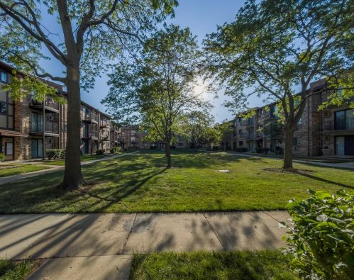 210 Klein Creek Ct, Carol Stream IL  60188-9316 exterior