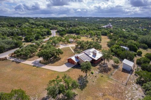 300 Sycamore Valley Rd, Mount Sharp, TX 78620-3332
