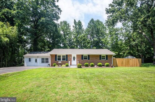 19114 Perry St, Triangle, VA 22172-2117