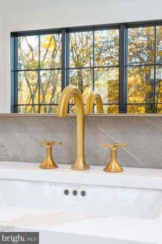 603 Gravers Ln, Philadelphia PA 19118-2806 exterior