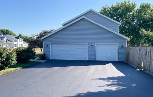 8130 Barclay Rd, Rockford, IL 61102-1093