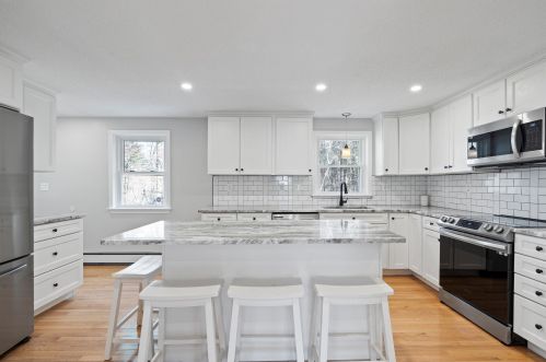 7 Merlin Pl, Londonderry, NH 03053-3949