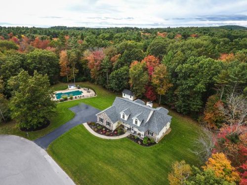 24 Velma Cir, Pelham, NH 03076-2387