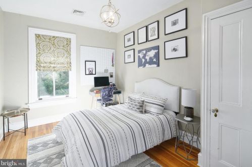 220 Washington Ave, Tavistock NJ 08033-3323 exterior