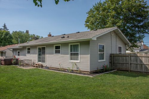326 Plymouth Ct, Sycamore IL  60178-1510 exterior