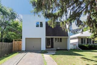 211 Traube Ave, Westmont, IL 60559-1542