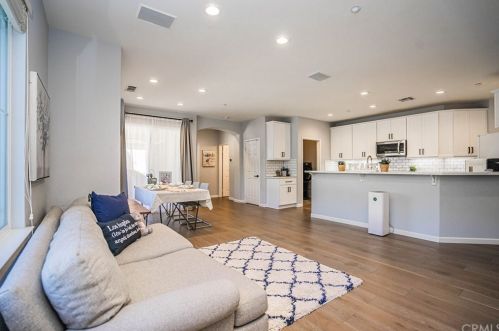 72 Salton, Irvine CA  92602-2425 exterior