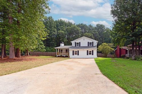 1957 Oxford Dr, Morrow, GA 30260-1224