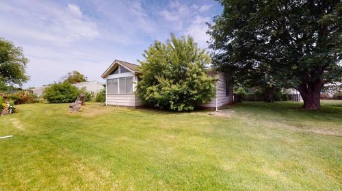 61 Randolph Ave, Tiverton, RI 02878-1541