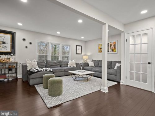 9733 Lakepointe Dr, Springfield VA  22015-1881 exterior