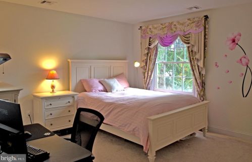 87 Leavitt Ln, Princeton NJ  08540-3921 exterior