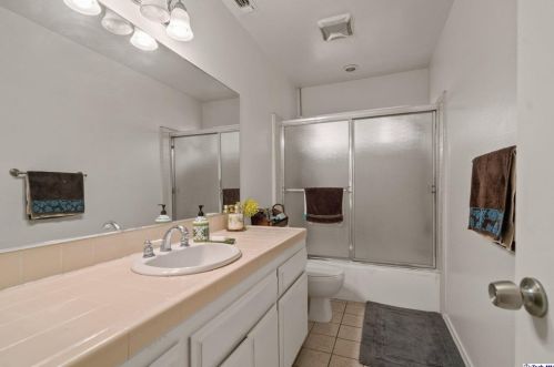 1998 Glenoaks Blvd, Glendale CA  91201-1644 exterior