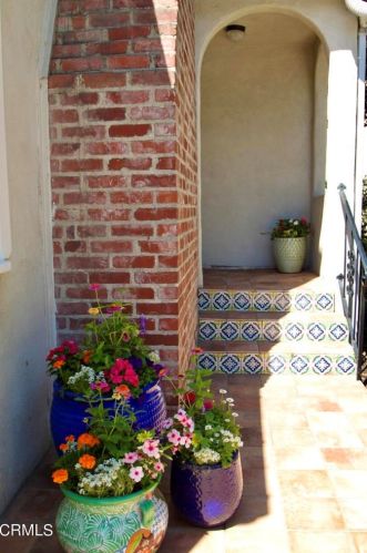 2810 Los Olivos Ln, Glendale, CA 91214-2828