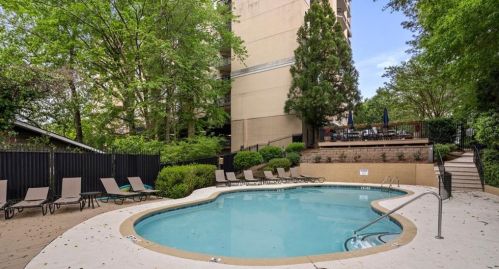 1 Biscayne Dr, Atlanta GA  30309-1090 exterior