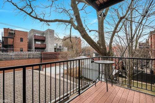 1047 Wolfram St, Chicago IL  60657-4327 exterior