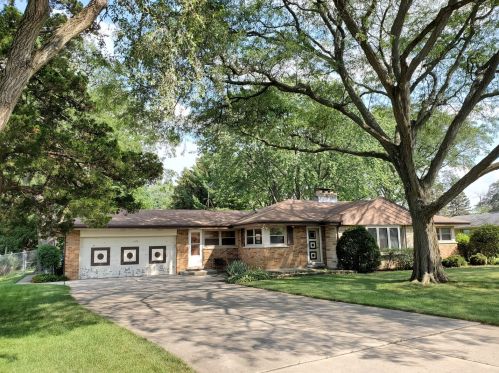 409 Dale Ave, Mount Prospect, IL 60056-2205